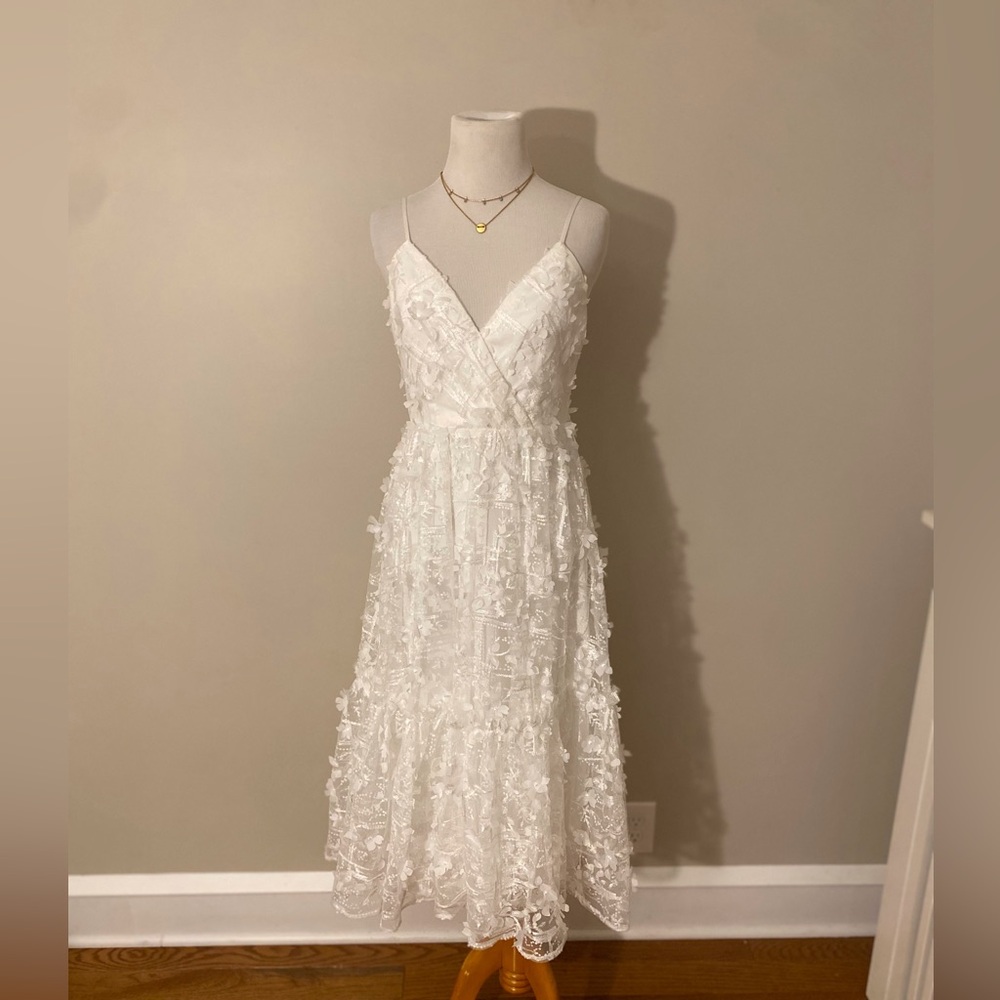White midi dress 3d floral flower Lulus size small. Bridal. Bride. Rehearsal